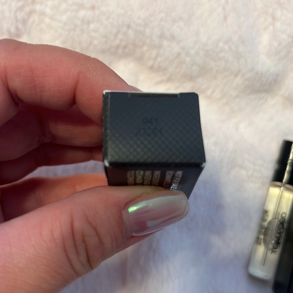 Tom Ford Oud Wood Duo (2ml x 2) - Picture 2 of 5